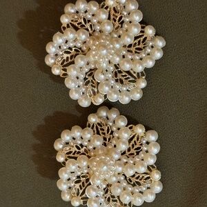 Sweet Vintage Unbranded Gold Tone Faux Pearl Flower Clip-On Earrings